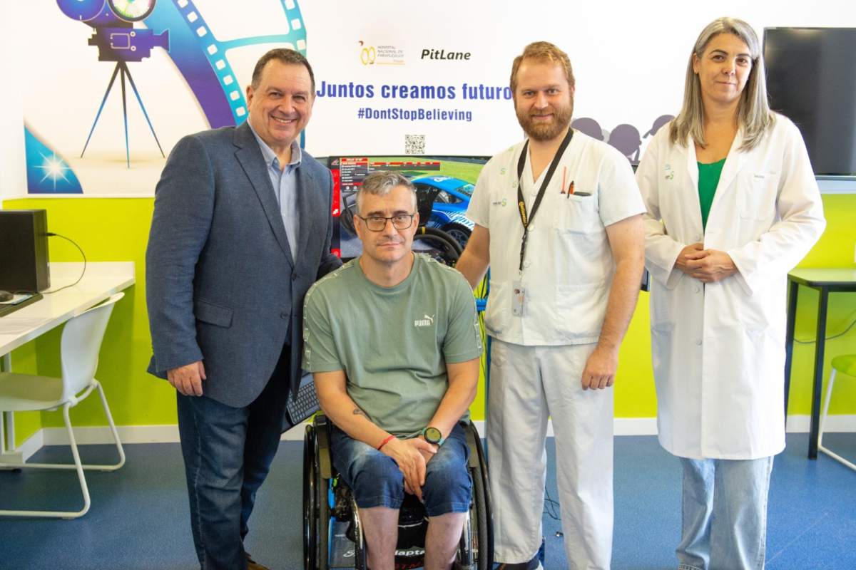 Iván Díaz, paciente del Hospital Nacional de Parapléjicos (HNP), junto a la directora gerente del Hospital Nacional de Parapléjicos, Mónica Alcobendas, y el CEO de Pitlane Network y organizador de Eco-Fest y Eco-Rallye, Pedro Fermín. - JCCM/CARLOS MONROY