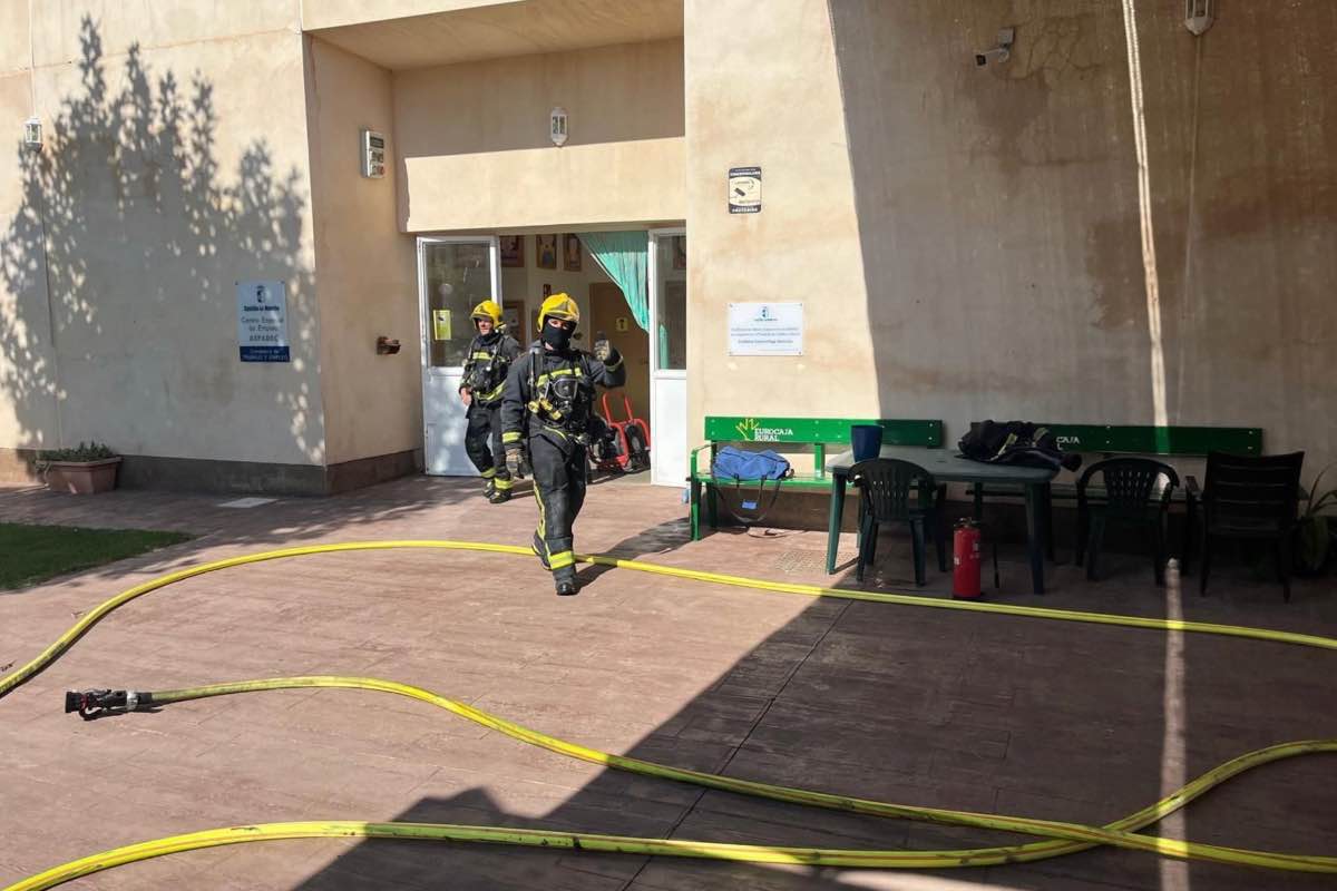 Bomberos sofocando el incendio