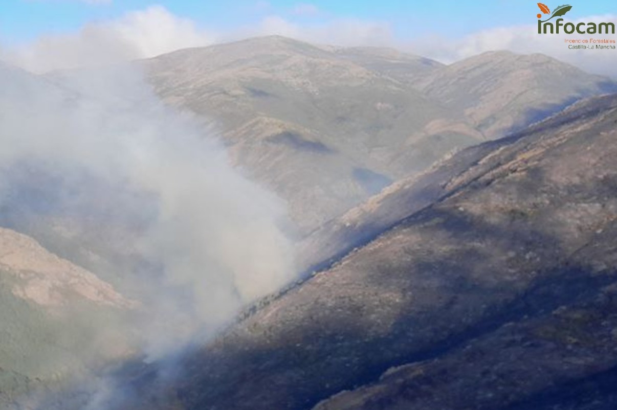 Tercer día incendio Peñalba de la Sierra desde el aire Foto: Infocam