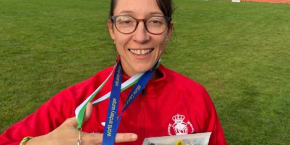 Isabel Fernández posa con sus dos premios.