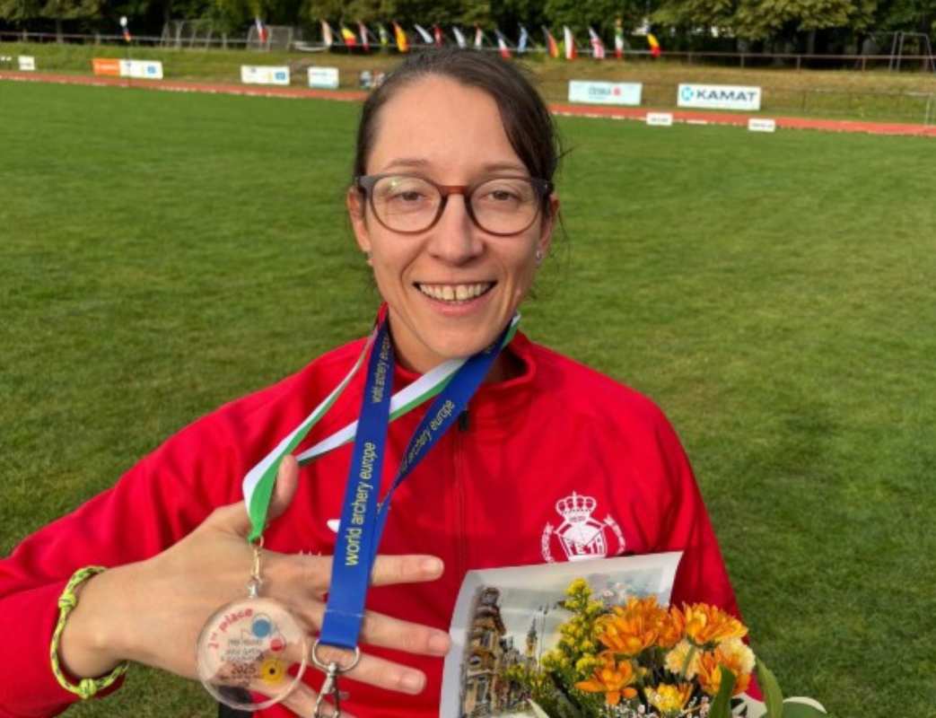 Isabel Fernández posa con sus dos premios.