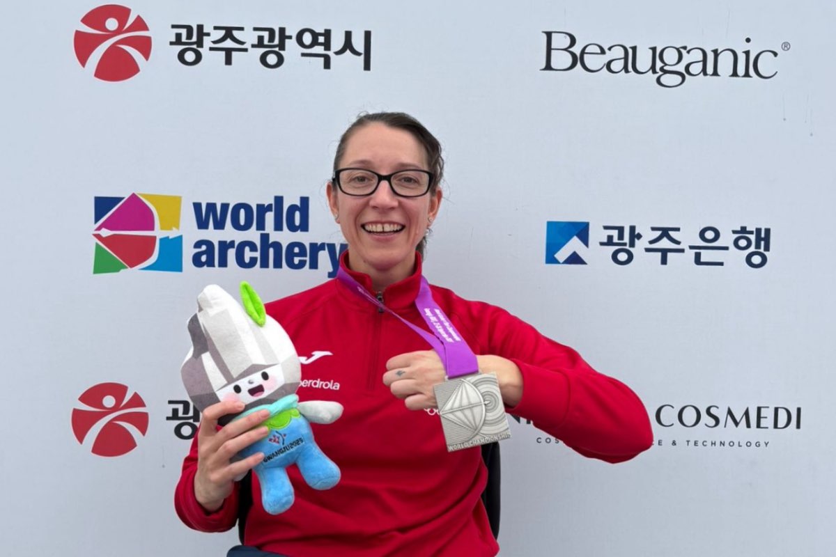 Isabel Fernández con la medalla de plata en el campeonato del mundo. Foto: Real Federación Española de Tiro con Arco