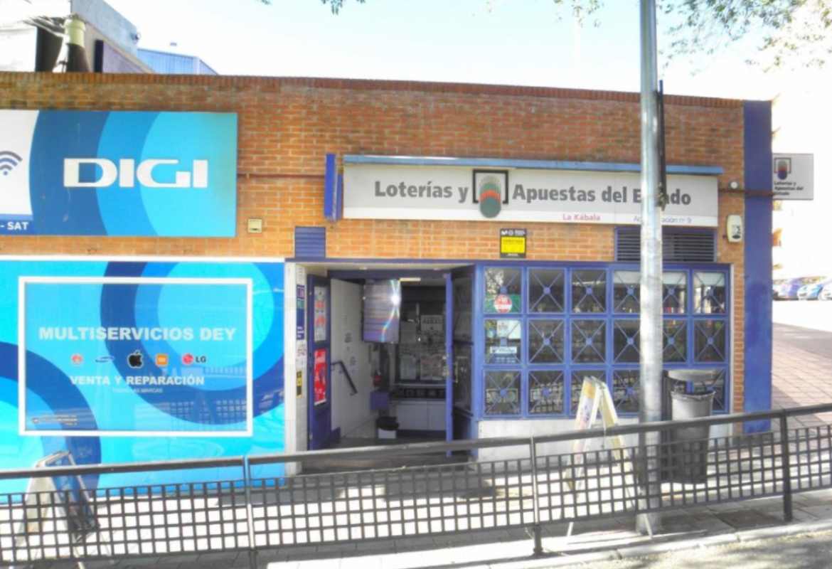 Ha sido vendido en la administración n.º 9 de loterías ubicada en la calle Alamín n.º 121
