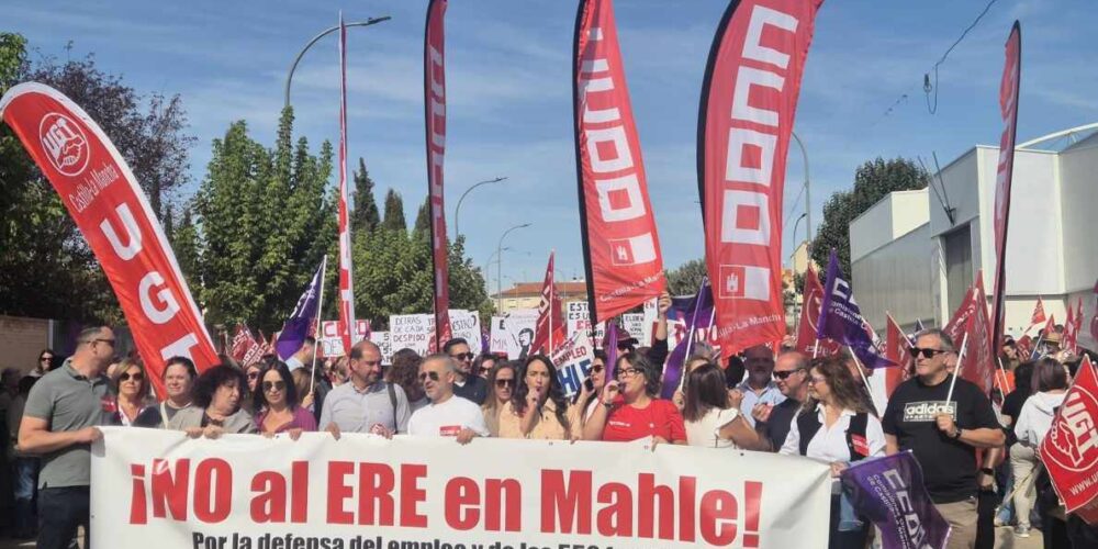 CCOO, UGT y vecinos en masa clamaron contra el ERE de Mahle. Foto: CCOO.