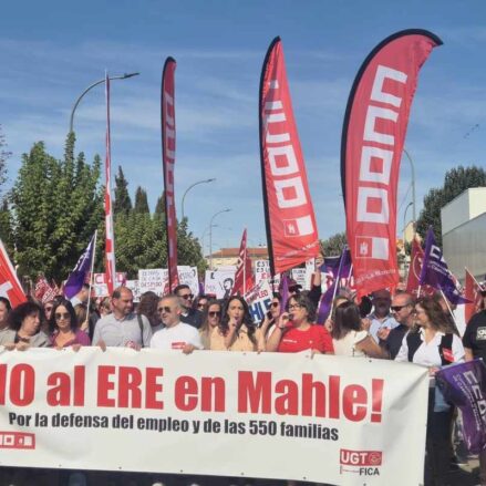 CCOO, UGT y vecinos en masa clamaron contra el ERE de Mahle. Foto: CCOO.