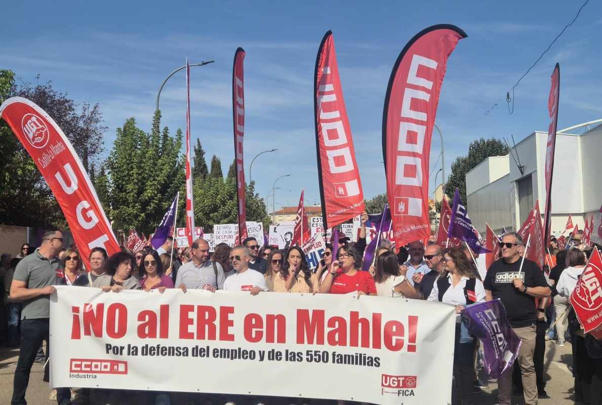 CCOO, UGT y vecinos en masa clamaron contra el ERE de Mahle. Foto: CCOO.
