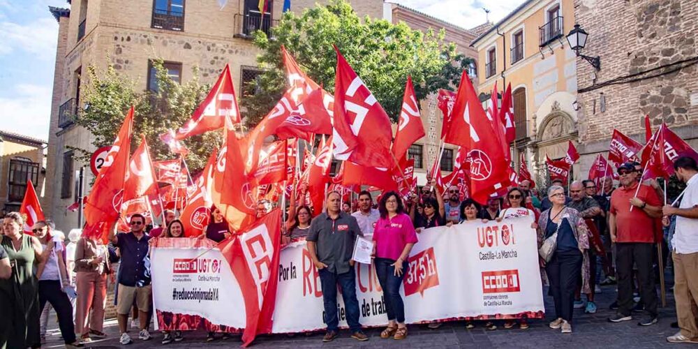 La manifestación por la reducción de la jornada laboral, ante la Delegación del Gobierno en Castilla-La Mancha. Foto: Rebeca Arango.