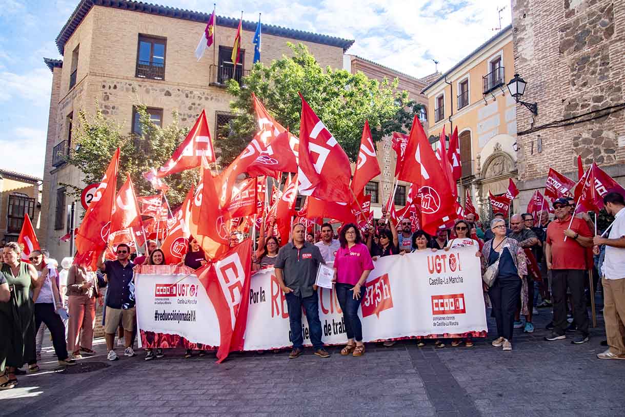 La manifestación por la reducción de la jornada laboral, ante la Delegación del Gobierno en Castilla-La Mancha. Foto: Rebeca Arango.