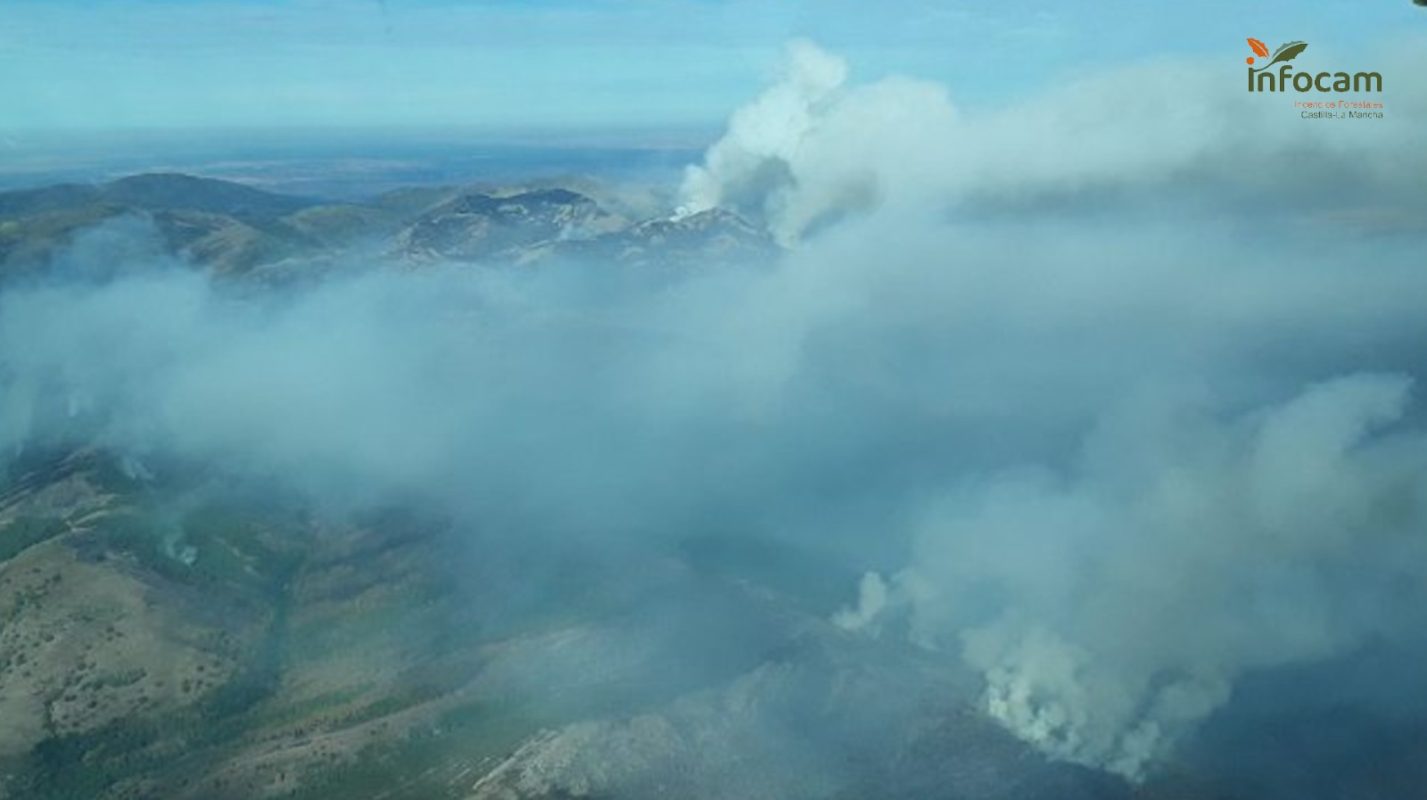 Este era el aspecto de Peñalba de la Sierra a primeras horas de la mañana del sábado. Foto: Infocam.