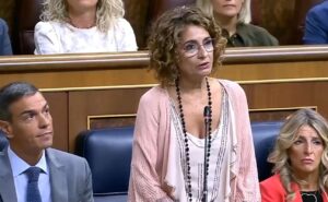 El presidente del Gobierno, Pedro Sánchez y la vicepresidenta primera y ministra de Hacienda, María Jesús Montero.