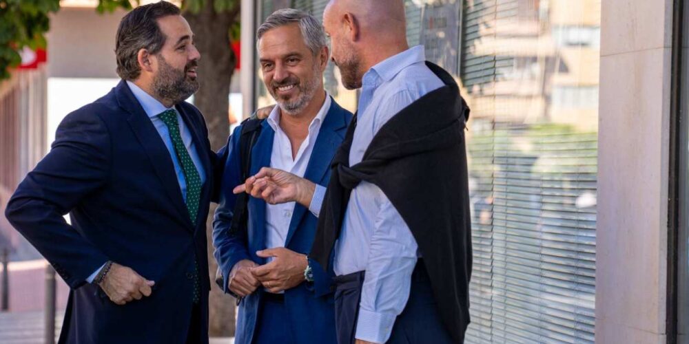 Paco Núñez asistió al acto ‘Dificultades del inicio del curso escolar’.