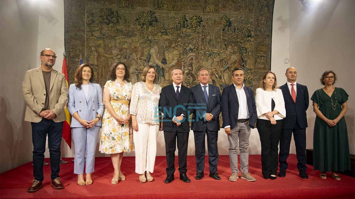 Emiliano García-Page, presidente de Castilla-La Mancha, junto a los agentes sociales en el Palacio de Fuensalida. Foto: Rebeca Arango.