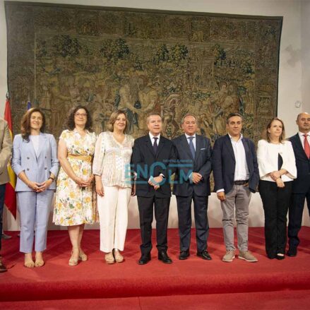 Emiliano García-Page, presidente de Castilla-La Mancha, junto a los agentes sociales en el Palacio de Fuensalida. Foto: Rebeca Arango.