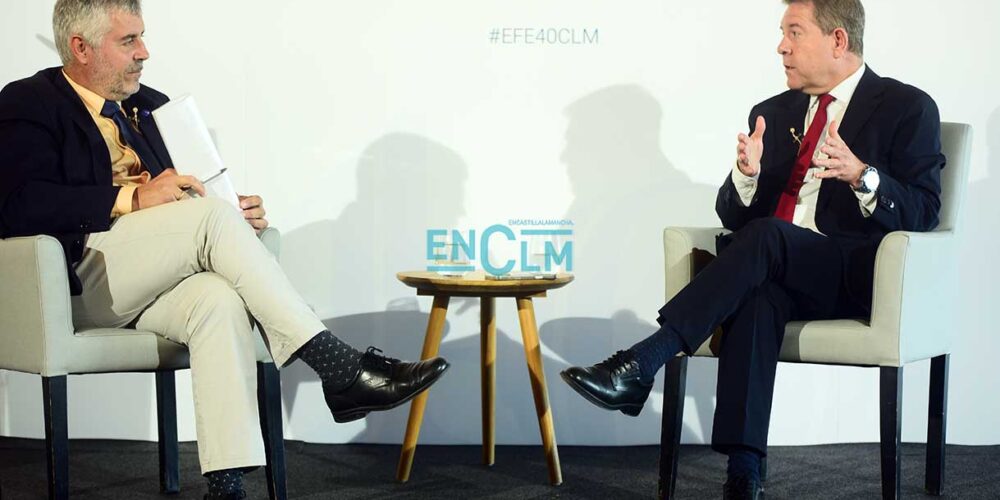 Emiliano García-Page, presidente de Castilla-La Mancha, junto a Miguel Ángel Oliver, director de la Agencia EFE. Foto: Rebeca Arango.