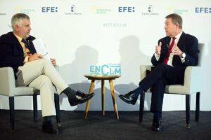 Emiliano García-Page, presidente de Castilla-La Mancha, junto a Miguel Ángel Oliver, director de la Agencia EFE. Foto: Rebeca Arango.