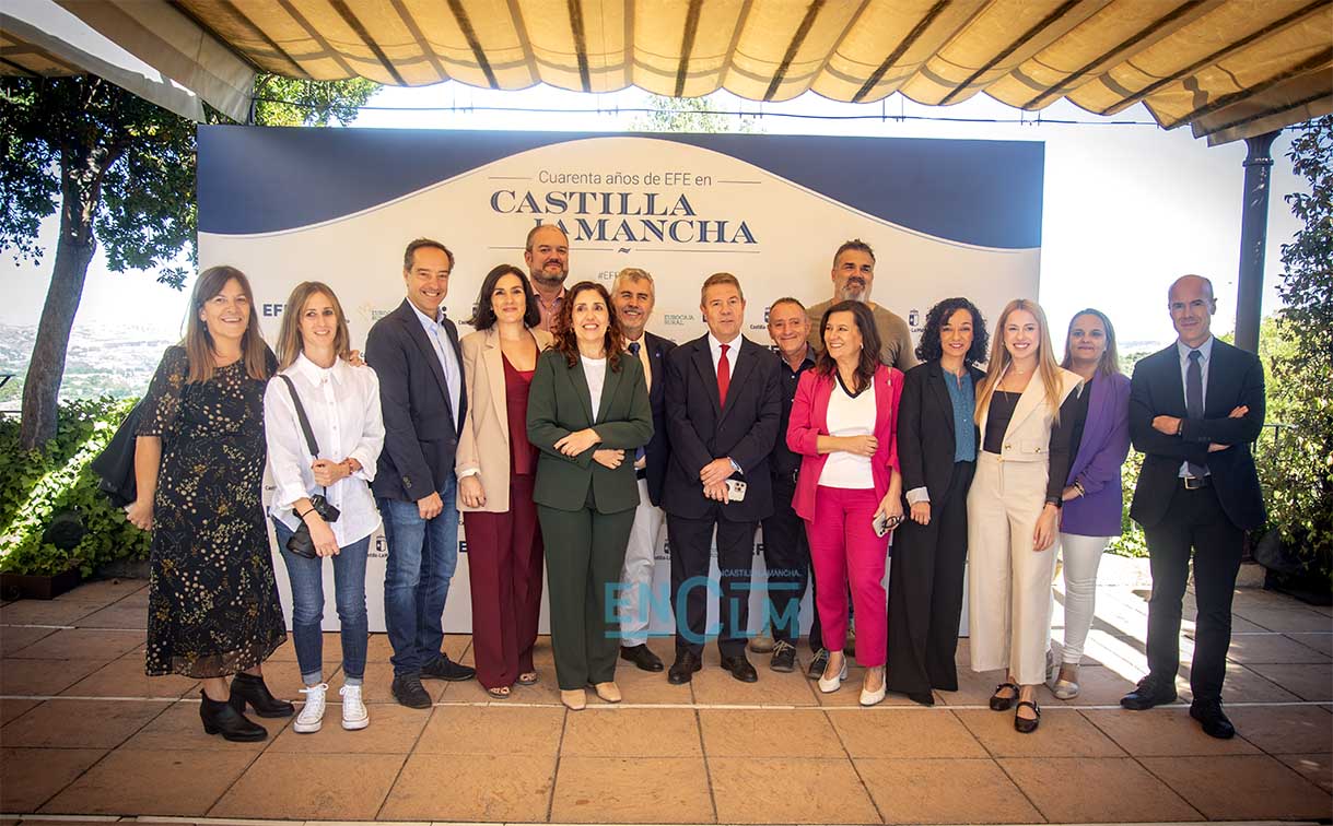 Parte del equipo de EFE Castilla-La Mancha junto con Emiliano García-Page. Foto: Rebeca Arango..