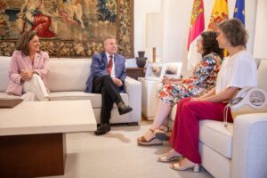 - El presidente de Castilla-La Mancha, Emiliano García-Page, recibe, en el Palacio de Fuensalida, Toledo, a la secretaria general de UGT en la región, Lola Alcónez