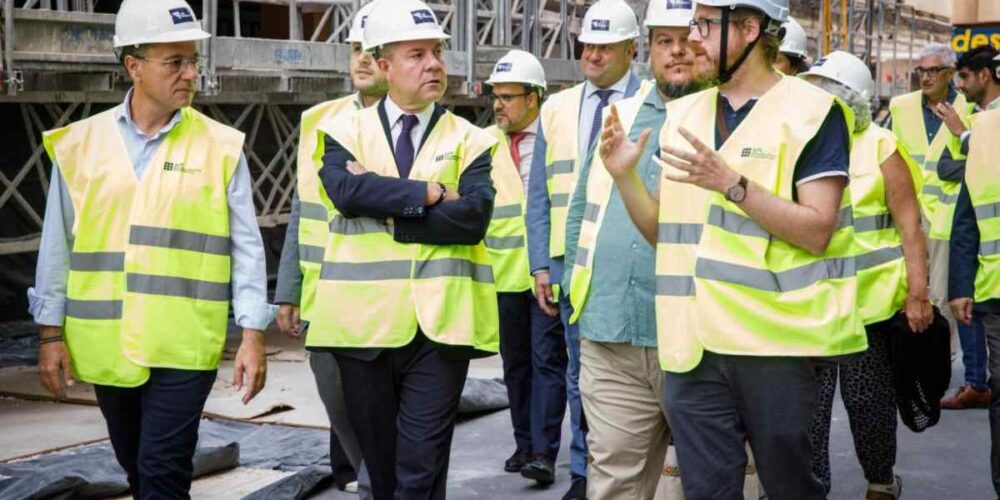 El presidente regional, Emiliano García-Page, visitó a la comunidad de propietarios 'La Pajarita'.