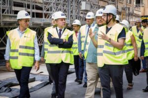 El presidente regional, Emiliano García-Page, visitó a la comunidad de propietarios 'La Pajarita'.
