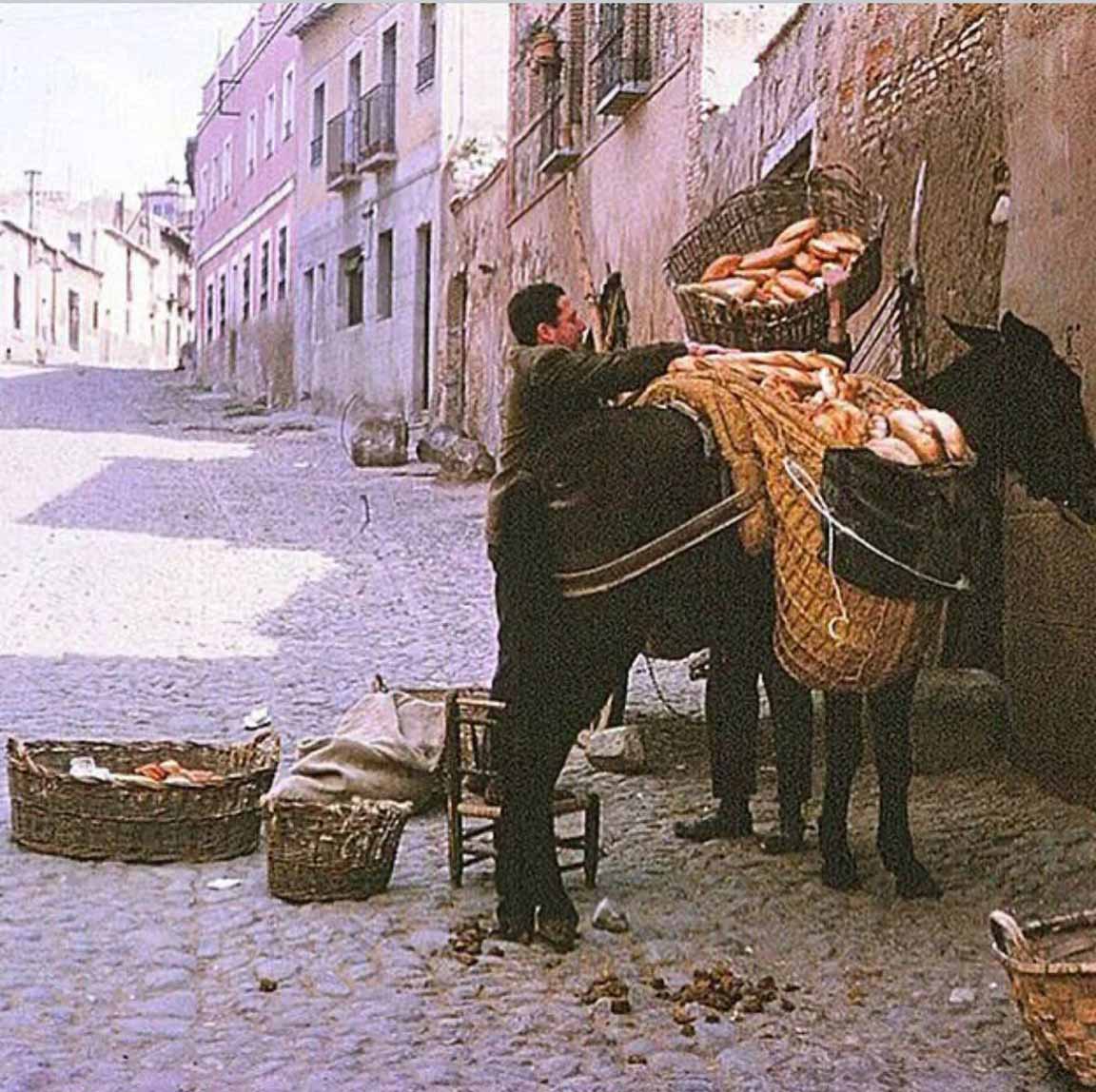 Elías Ruiz en su panadería en la calle Descalzos. Imagen: cortesía de Toledo Olvidado.