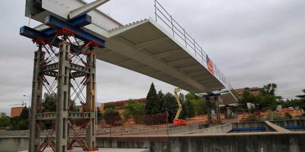 Imagen de la pasarela que se está construyendo en el Polígono de Toledo.