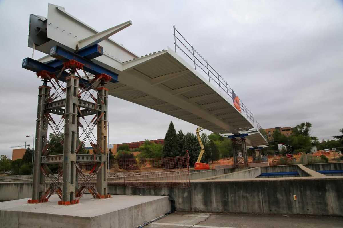 Imagen de la pasarela que se está construyendo en el Polígono de Toledo.