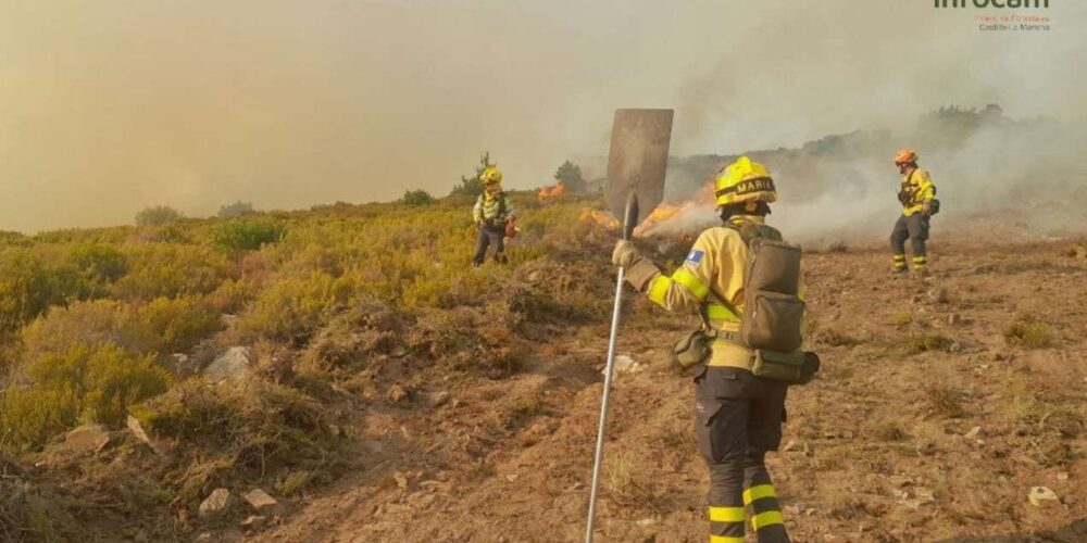 Foto de archivo de efectivos del Infocam en la extinción del fuego de Peñalba de la Sierra. Foto: JCCM