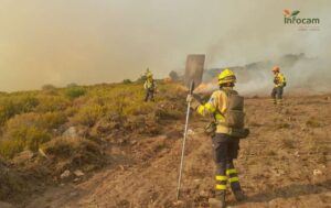 Foto de archivo de efectivos del Infocam en la extinción del fuego de Peñalba de la Sierra. Foto: JCCM