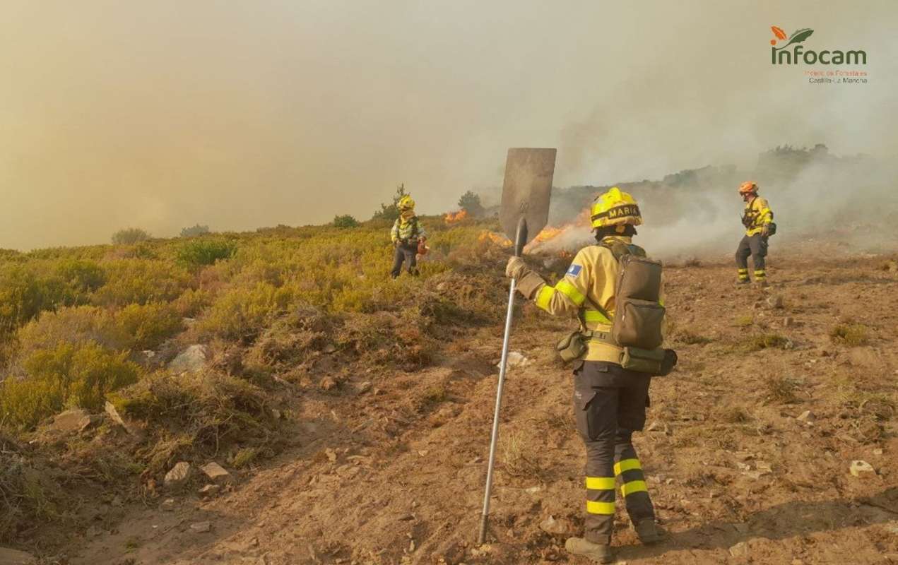 Foto de archivo de efectivos del Infocam en la extinción del fuego de Peñalba de la Sierra. Foto: JCCM