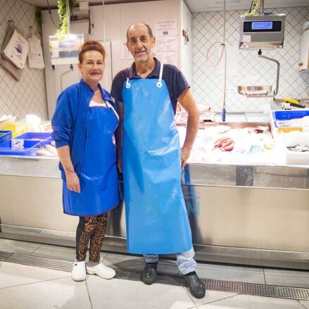 Raquel Albacete y Rafa en su pescadería. Foto: Rebeca Arango.