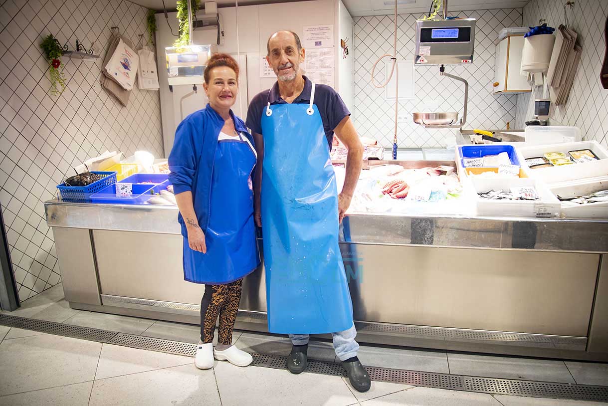Raquel Albacete y Rafa Ruz en su pescadería. Foto: Rebeca Arango.
