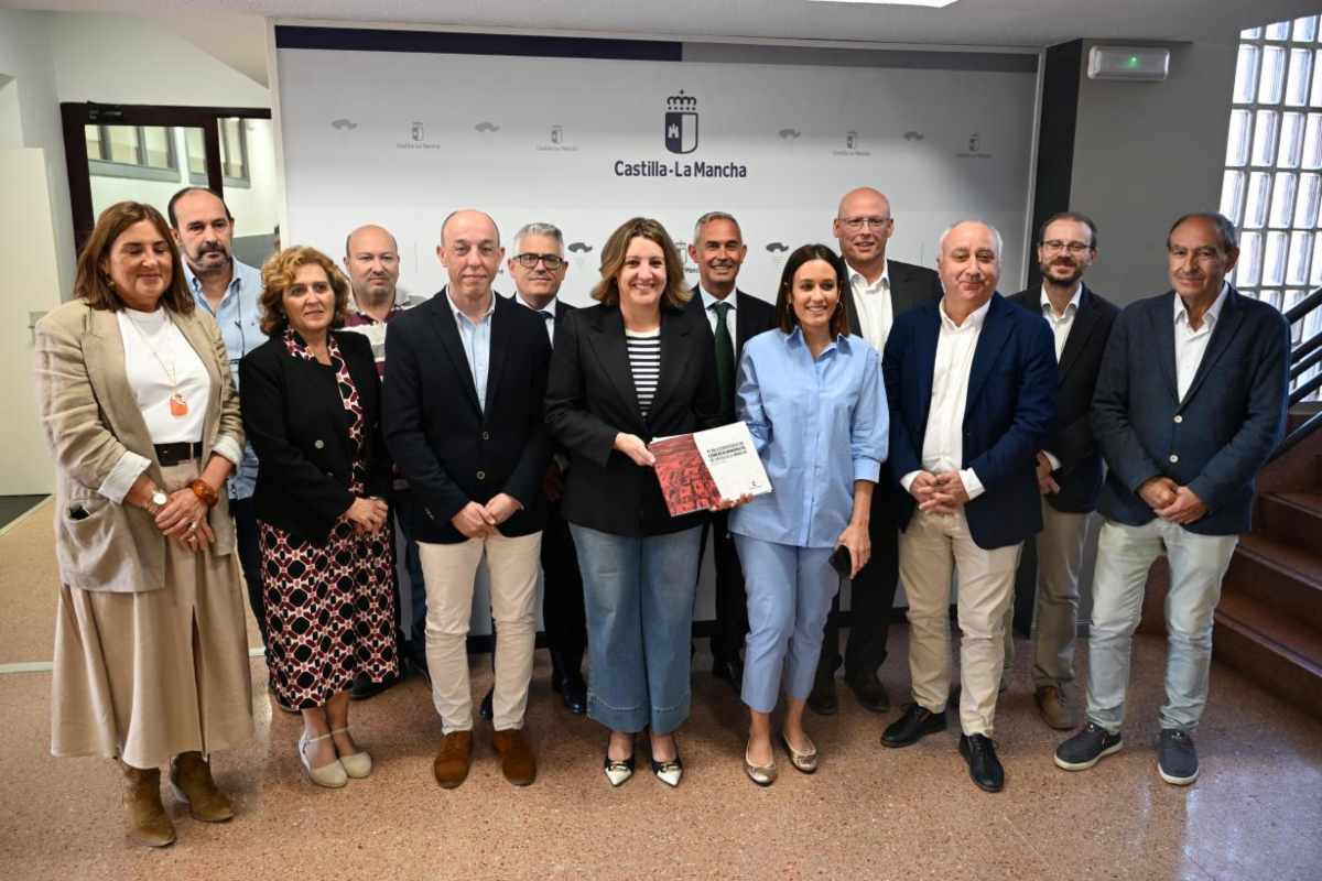 Foto de familia del Observatorio de Comercio de Castilla-La Mancha.
