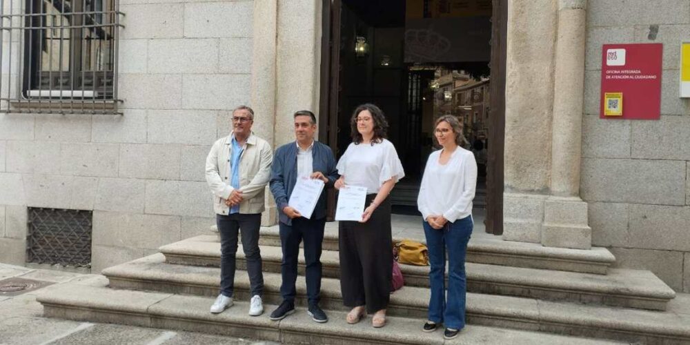 Los sindicatos entregaron la convocatoria en la Delegación del Gobierno.