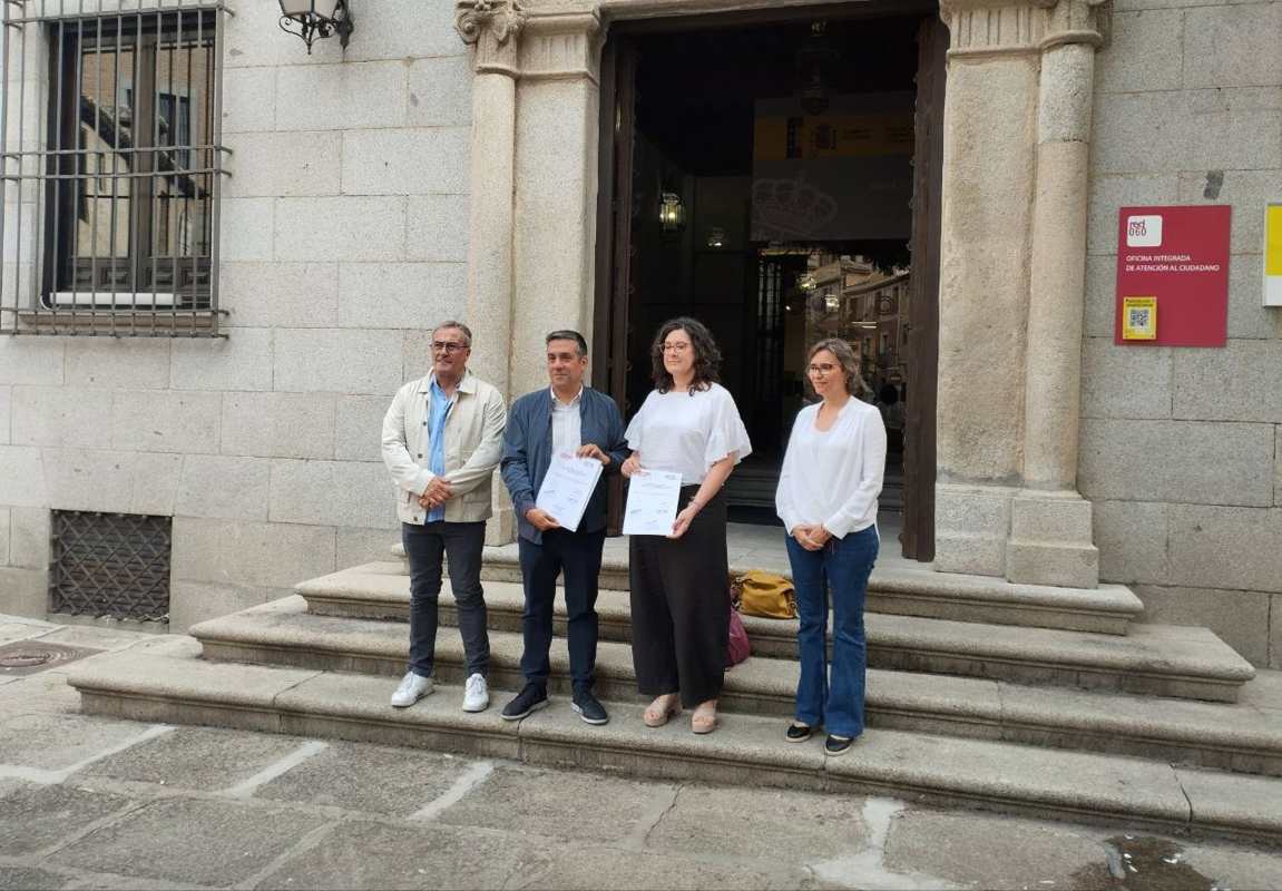 Los sindicatos entregaron la convocatoria en la Delegación del Gobierno.
