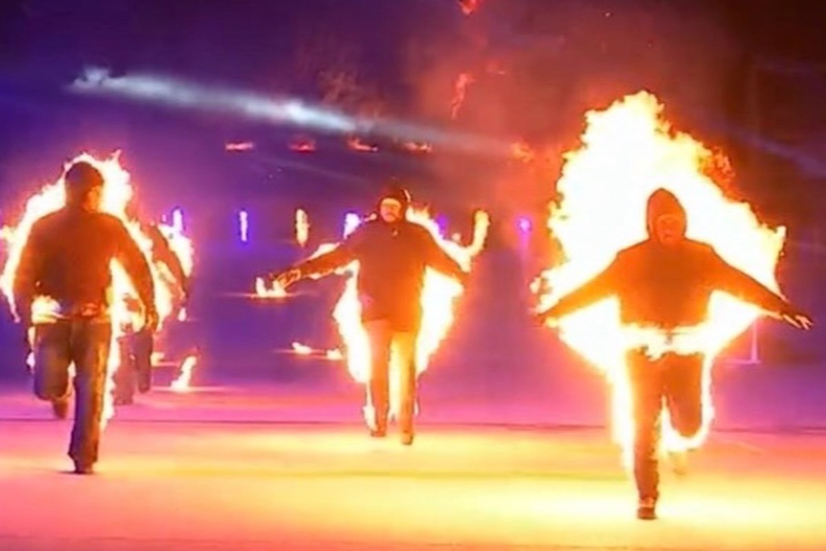 La prueba consistía en una carrera de sacos envueltos en fuego. Foto: Ayuntamiento de Talavera de la Reina