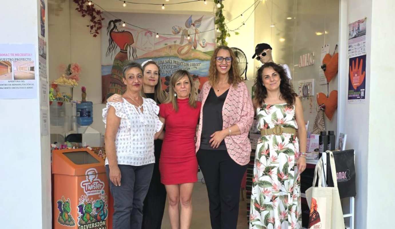 Sara Simón pocó con la asociación de mujeres afectadas por cáncer de mama de Albacete.