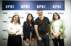 Lidia Yanel, Sara Burgos, Ismael Herrero y Cristina Serena posan en la redacción de EFE Castilla-La Mancha. Foto: Rebeca Arango.