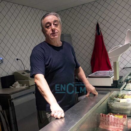 Manuel del Arco en su pescadería. Foto: Rebeca Arango.