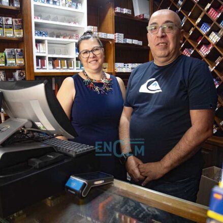 Marina Dulce y Salvador Lucas en su estanco.