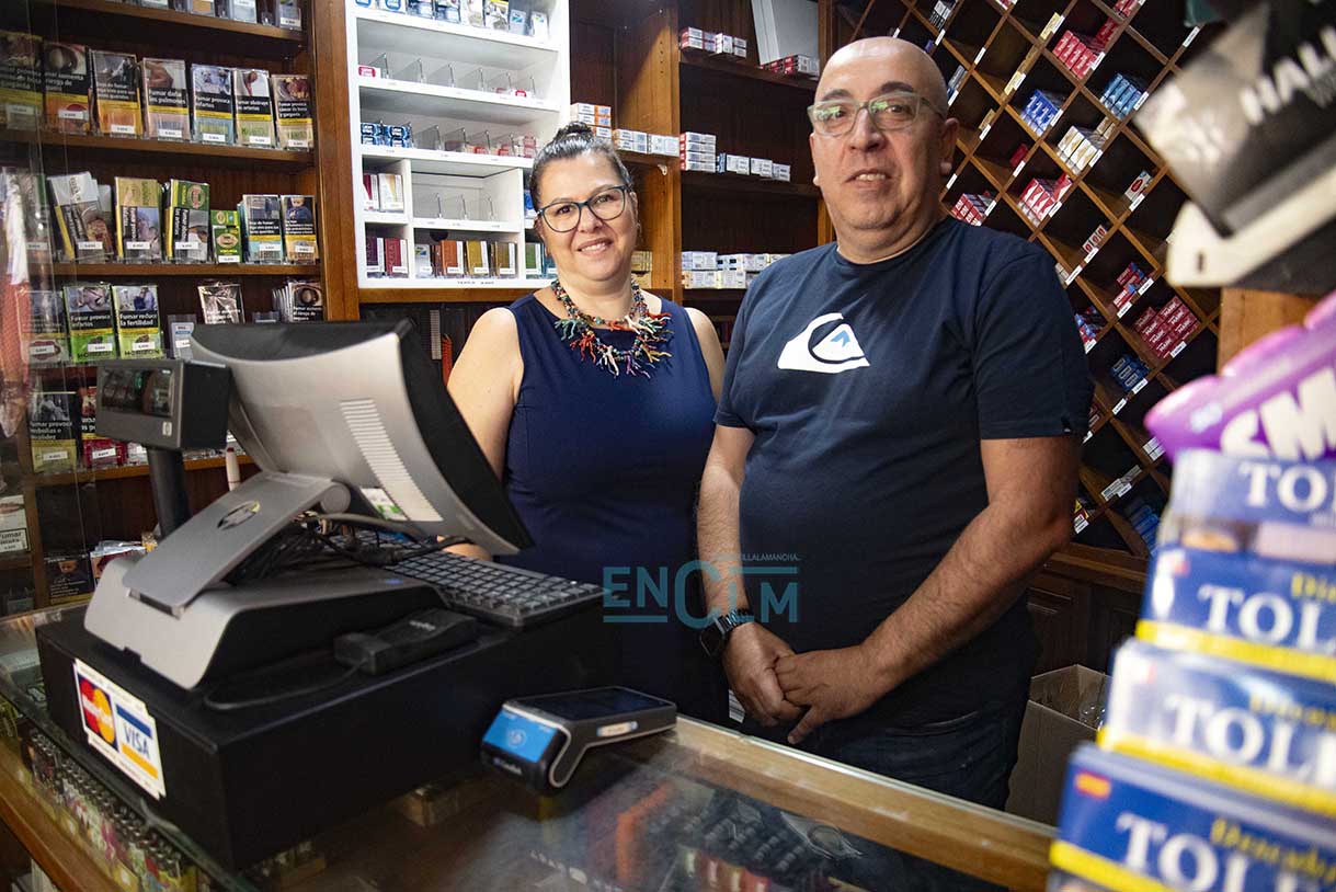 Marina Dulce y Salvador Lucas en su estanco.