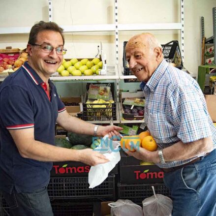 Ángel Villamor padre y Ángel Villamor hijo en su frutería.