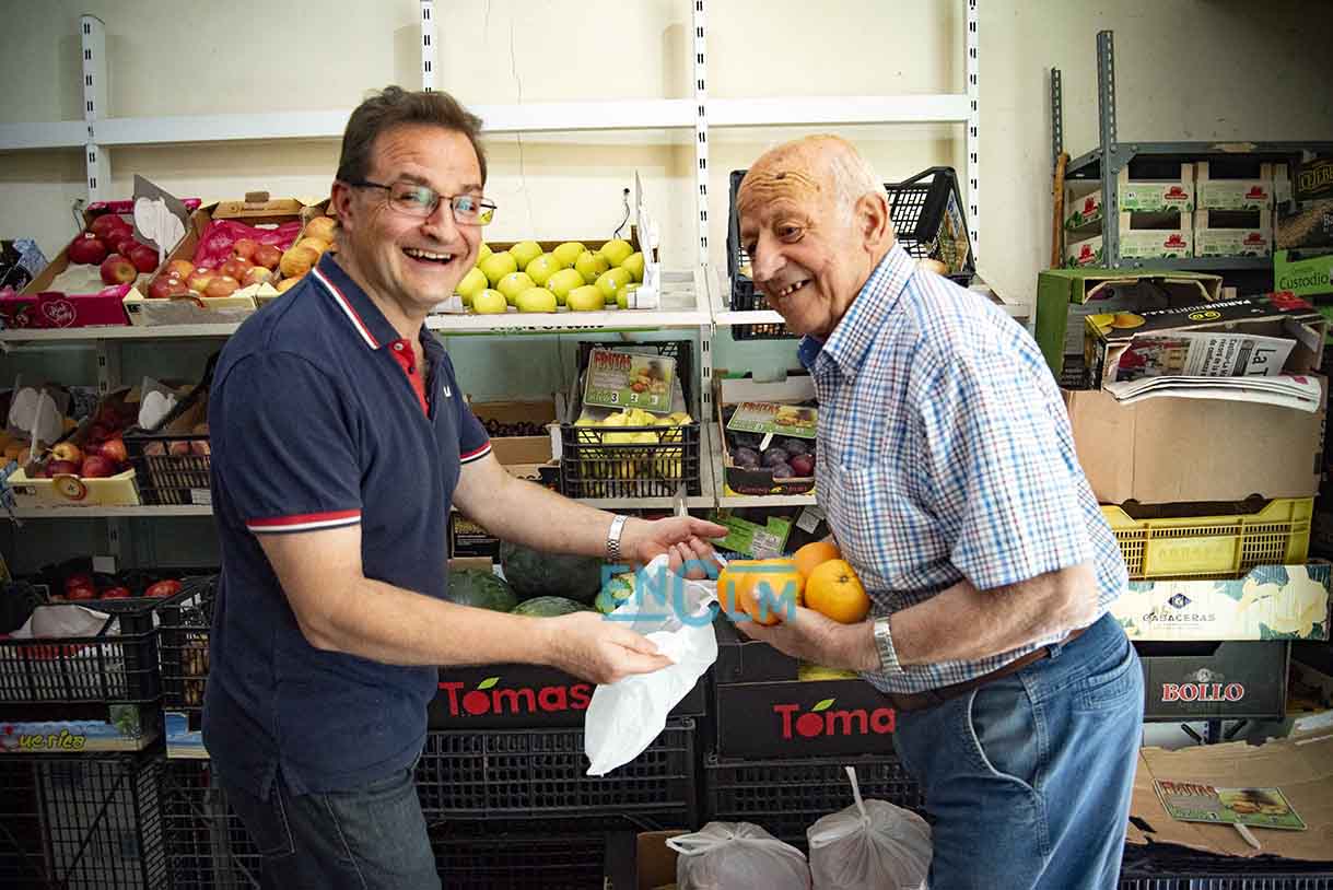 Ángel Villamor padre y Ángel Villamor hijo en su frutería.