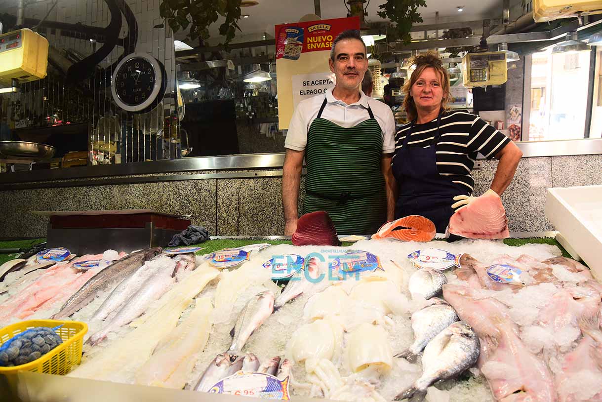 Félix Arroyo y Chus Orellana, en su pescadería. Foto: Rebeca Arango.