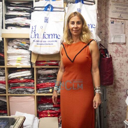 Ana María García, en su tienda El UNiforme. Foto: Rebeca Arango.