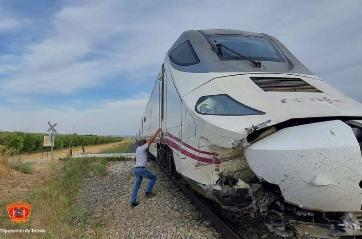 Detalle de cómo quedó el tren después de impactar con el coche. Foto: Cpeis Toledo.