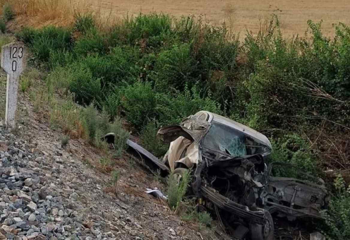 Estado del coche tras ser arrollado por un tren en Talavera. Foto: Cpeis.