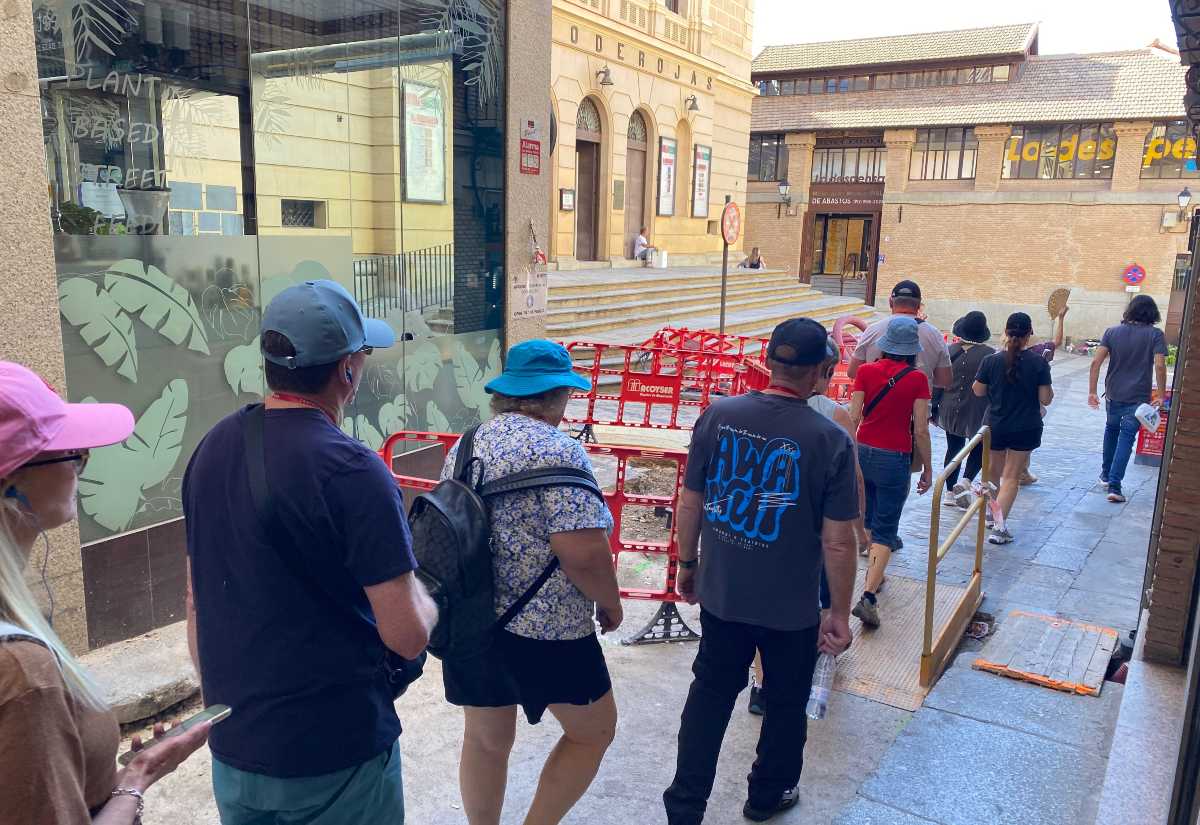 Turistas paseando por Toledo.
