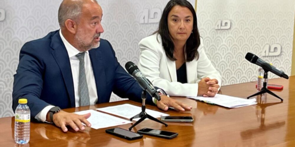 El rector, Julián Garde, y la secretaria general de la institución, Isabel Gallego