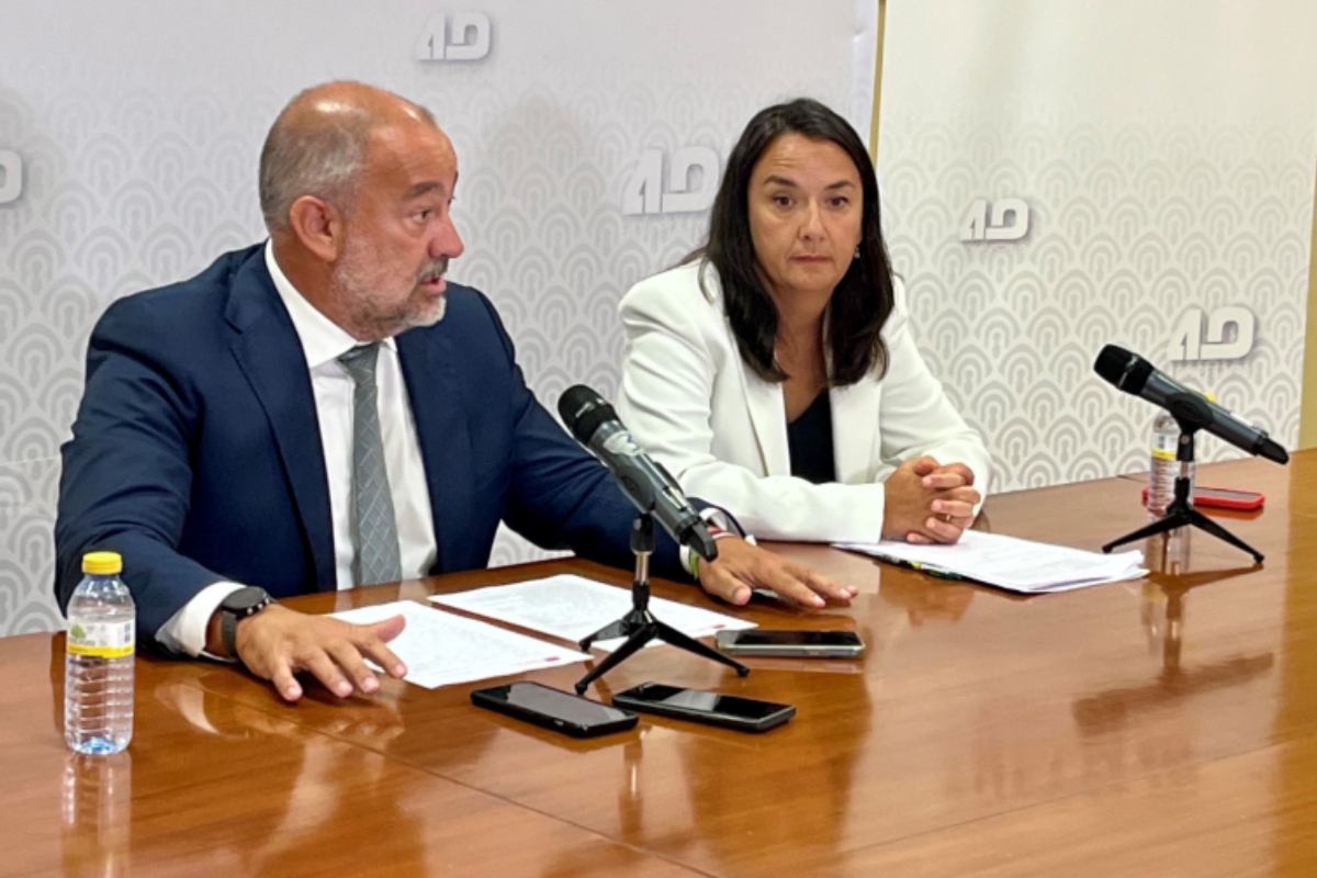 El rector, Julián Garde, y la secretaria general de la institución, Isabel Gallego