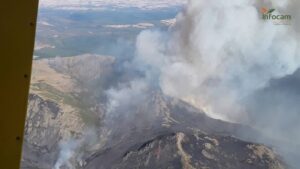El incendio de Peñalba de la Sierra sigue más vivo que nunca. Foto: Infocam.